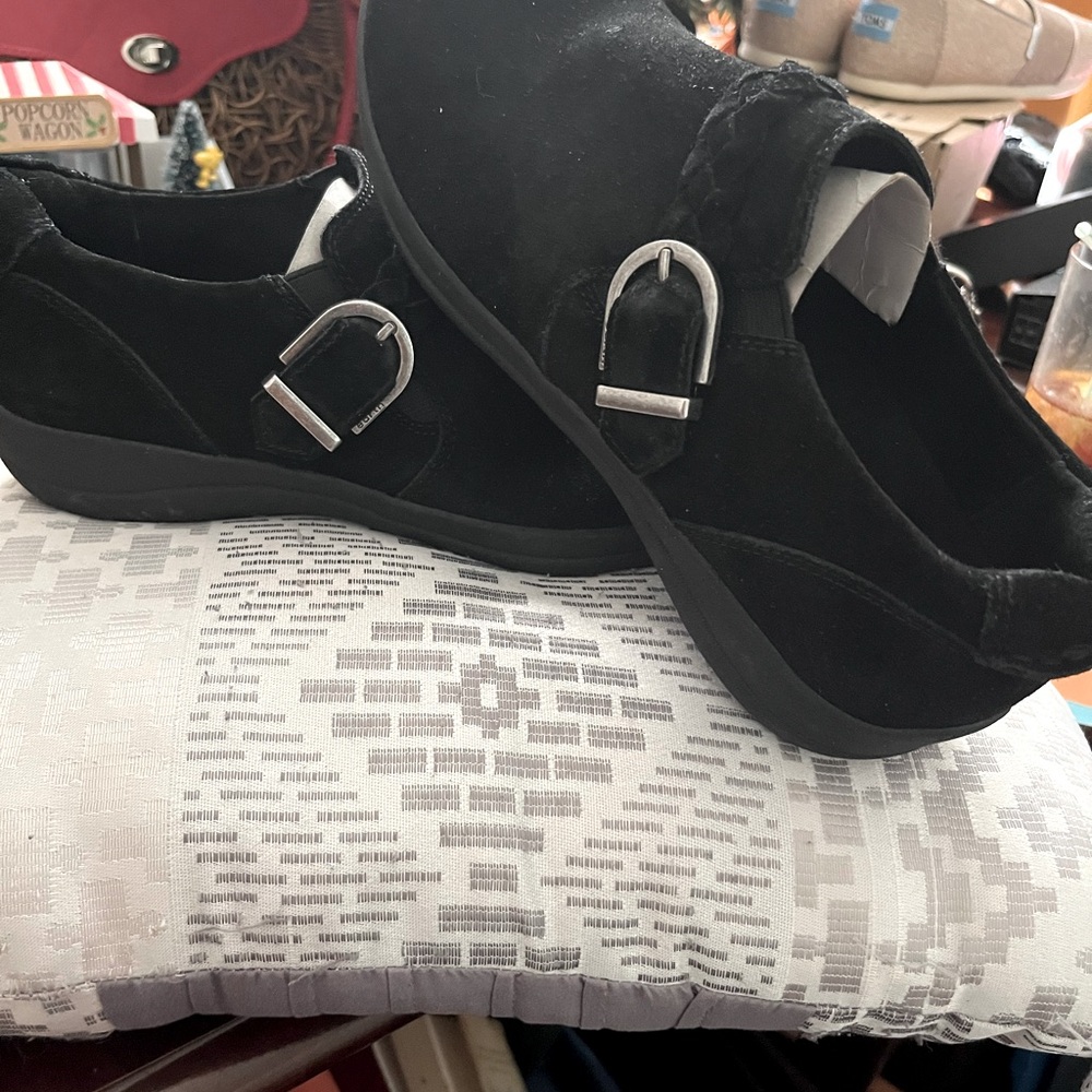 Brand new Earth shoe black size 9